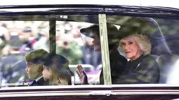 Pangeran George, Putri Charlotte, Kate Middleton, serta Camilla dalam Pemakaman Ratu Elizabeth II. (Anthony Devlin/Pool Photo via AP)