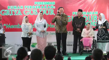 Gubernur DKI Jakarta, Basuki Tjahaja Purnama memberikan sambutan saat peresmian Griya Gus Dur di Jakarta, Minggu (24/1/2016). Griya Gus Dur merupakan rumah yang berisi potret perjuangan Gus Dur (Liputan6.com/Angga Yuniar)