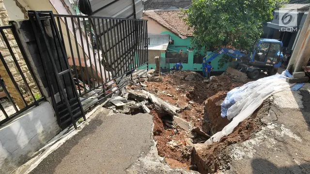 Puing Rumah Longsor di Kalisari Pasar Rebo