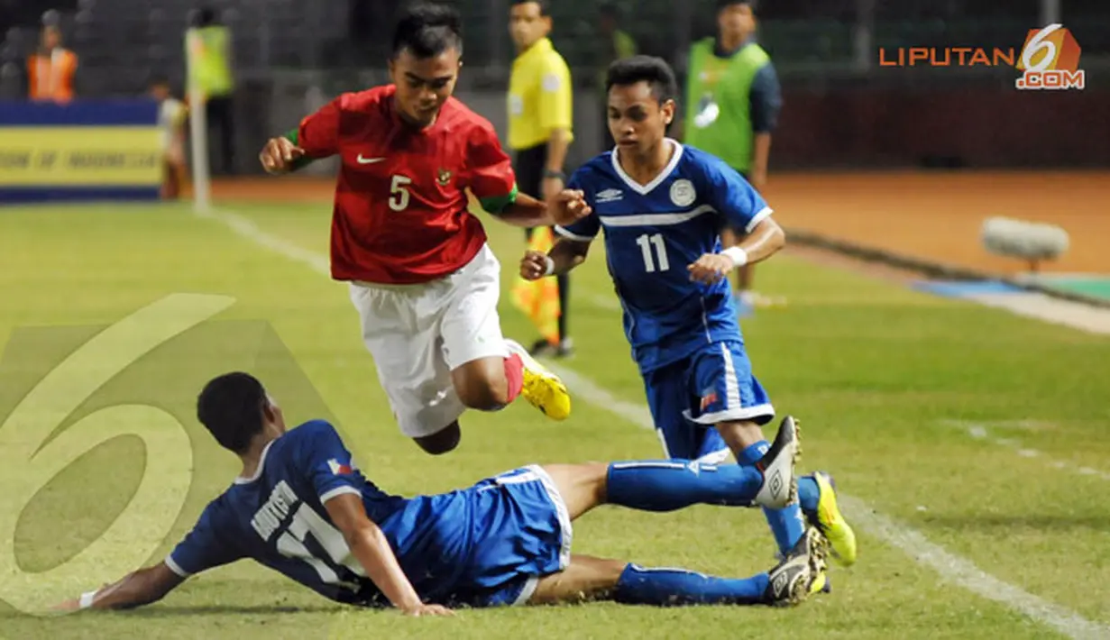 Beberapa kali M Fatchu Rochman harus mendapat tackle keras dari pemain Filipina (Liputan6.com/ Helmi Fithriansyah)