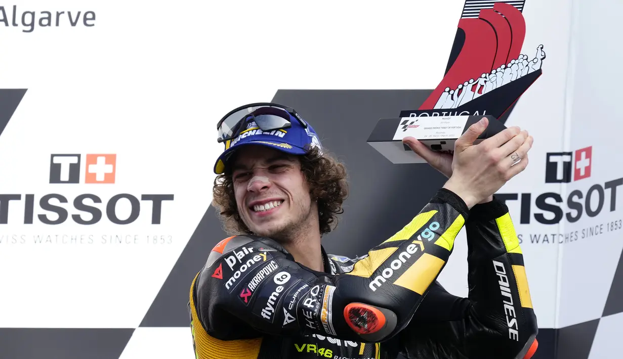 Selebrasi pebalap Mooney VR46 Ducati, Marco Bezzecchi di atas podium setelah menempati posisi ketiga pada balapan MotoGP Portugal 2023 di Sirkuit Internasional Algarve, Portimao, Portugal, Minggu (26/3/2023). (AP Photo/Jose Breton)