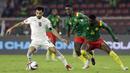 Duel sengit tersaji sejak awal babak pertama dimulai. Mesir dan Kamerun sama-sama memilih untuk bermain hati-hati. (AP/Themba Hadebe)
