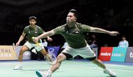 Ganda putra Sabar Karyaman Gutama/Moh. Reza Pahlevi Isfahani menang atas pasangan Singapura Eng Keat Wesley Koh/Junsuke Kubo 21-18, 18-21, 21-10, pada pada semifinal beregu di Gymnasium 4 Thammasat University Rangsit Campus, Pathum Thani, Bangkok, Senin (8/12/2025). (PBSI)