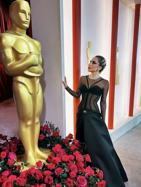 Selain itu, sematan pemanis di jari merupakan cincin dari Tiffany & Co. seri Etoile Five-Row Band Ring with Pavé Diamonds in Platinum. (Foto: Instagram/ Lady Gaga).