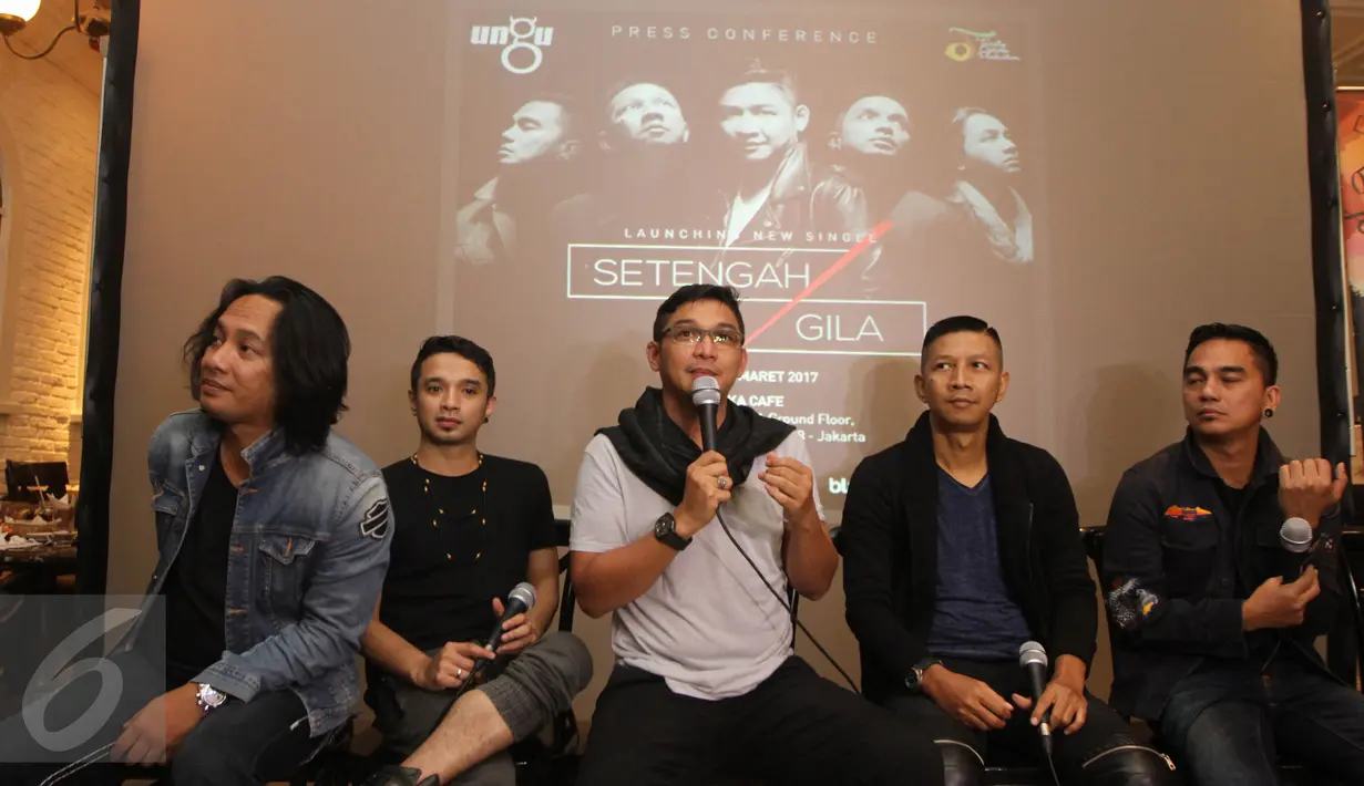 Band Ungu saat jumpa pres singel terbaru di kawasan Kota Kasablanka, Jakarta, Kamis (9/3). Band Ungu mengeluarkan single terbaru bertajuk Setengah Gila. (Liputan6.com/Herman Zakharia)