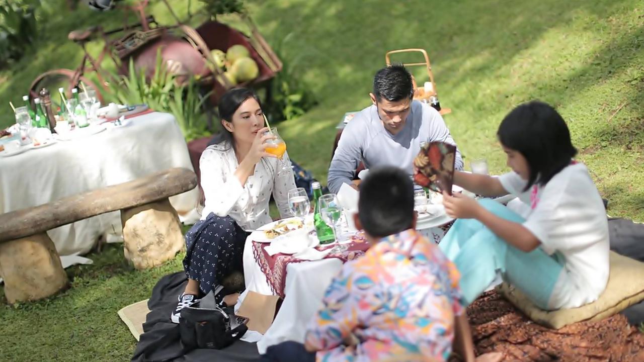 Potret Seru Dian Sastrowardoyo Piknik Bareng Keluarga di Borobudur