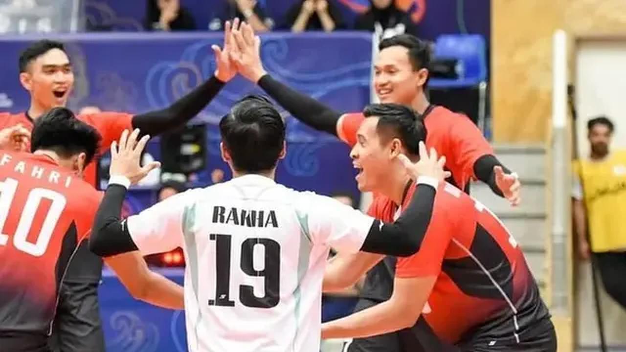 Pada gim pertama misalnya, Timnas Voli Indonesia yang sudah memimpin 16-8 tampaknya bakal mudah menuntaskannya. Namun, Thailand sanggup memangkasnya menjadi 24-21.