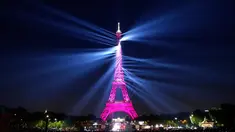 Sebuah pertunjukan cahaya menyinari Menara Eiffel saat perayaan ulang tahunnya ke-130 tahun di Paris, Rabu (15/5/2019). Paris memberikan ucapan ulang tahun kepada Menara Eiffel dengan pertunjukan laser yang rumit menelusuri kembali sejarah 130 tahun monumen itu. (AP/Christophe Ena)