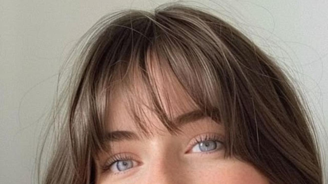 Wispy Bangs: Tren Poni Tipis yang Menyegarkan Wajah dan Penampilan