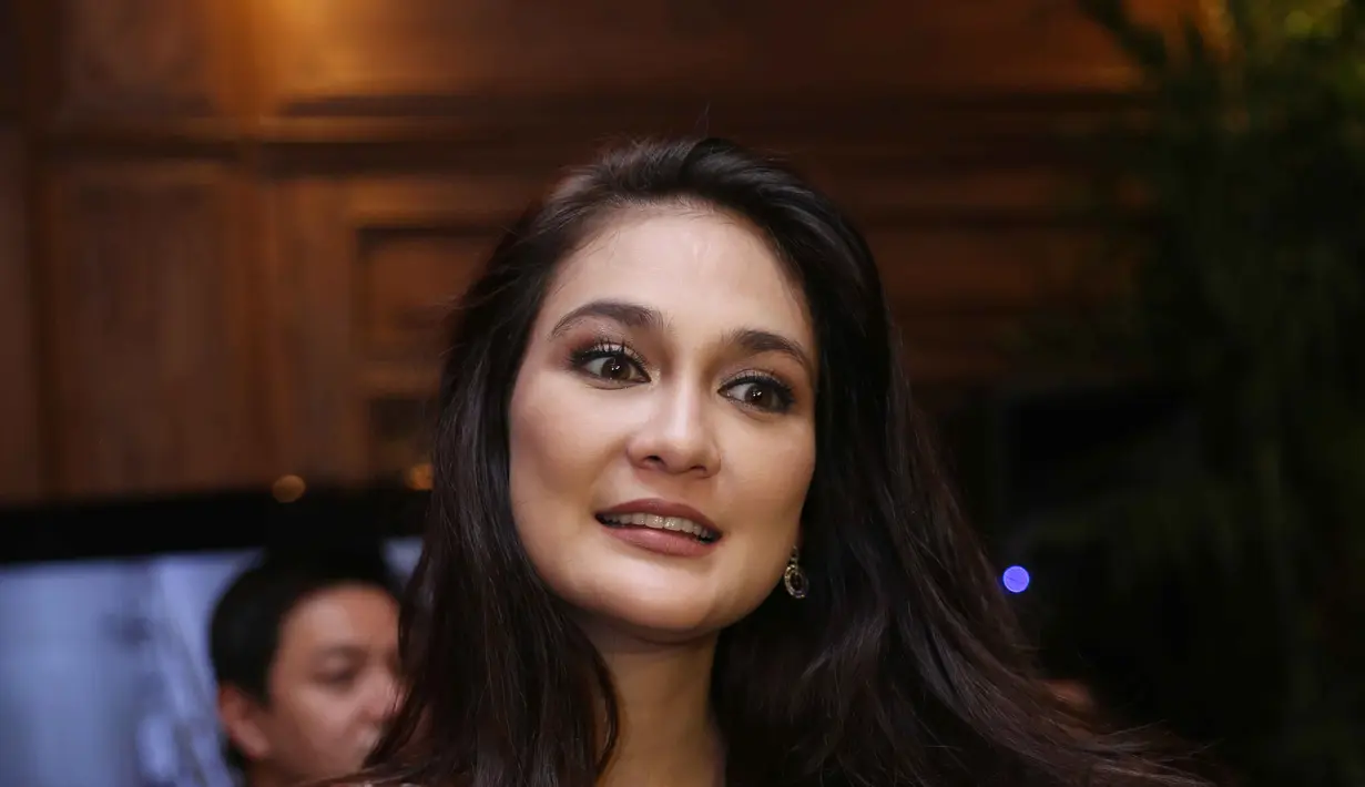 "Apa saja yang bikin duit. Mau syuting atau bisnis yang penting mengasilkan. Saya lagi coba-coba bikin usaha kecil yang baru-baru lah, ya bikin apa ya," kata Luna Maya, di kawasan Menteng, Jakarta Pusat, Kamis (11/5/2017). (Nurwahyunan/Bintang.com)