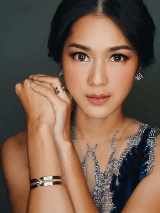 Pemenang Piala Citra Pemeran Utama Wanita Terbaik ini memang suka base makeup matte dengan rias mata yang on fleek dan tegas. Tak ketinggalan warna rias bibir yang cenderung nude membuat ia terlihat awet muda. Terlihat pesona wanita Indonesia jelas di wajah Prisia.(Liputan6.com/IG/@prisia)