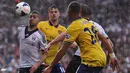 Adel Taarabt berusaha melewati hadangan pemain arsenal pada pertandingan Liga Inggris antara Fulham melawan Arsenal di Stadion Craven Cottage, London Sabtu 24 Agustus 2013. (AFP/Carl Court)