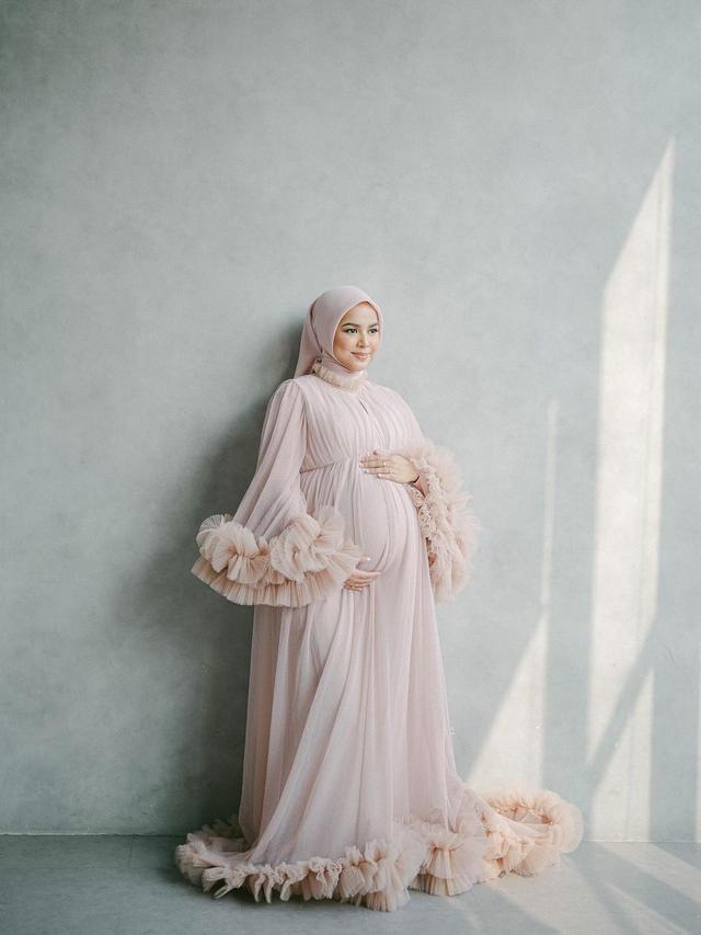 6 Potret Maternity Shoot Istri Megantara, Menawan dengan Baby Bump Besar