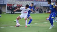 Striker Liga Indonesia All Star, Eksel Runtukahu saat menghadapi Arema FC dalam laga Piala Presiden 2025 di Stadion Si Jalak Harupat, Bandung, Selasa (8/7/2025). (Dok. Media Piala Presiden 2025).