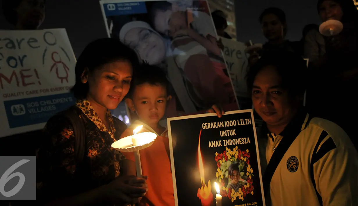 Aksi 1000 lilin untuk Angeline di Bundaran HI, Jakarta, Kamis (11/6/2015). Mereka mendoakan Angeline agar mendapat kedamaian di sisi Tuhan. (Liputan6.com/Johan Tallo)