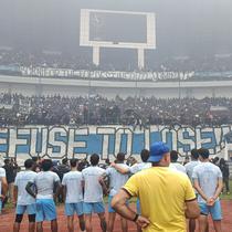 Momen pemain Persib Bandung bertemu Bobotoh di GBLA jelang lawan Persija. (Muhammad Faqih/Bola.com)