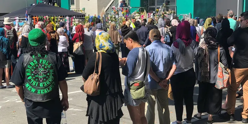 Dinding Manusia Lindungi Jemaah Salat Jumat