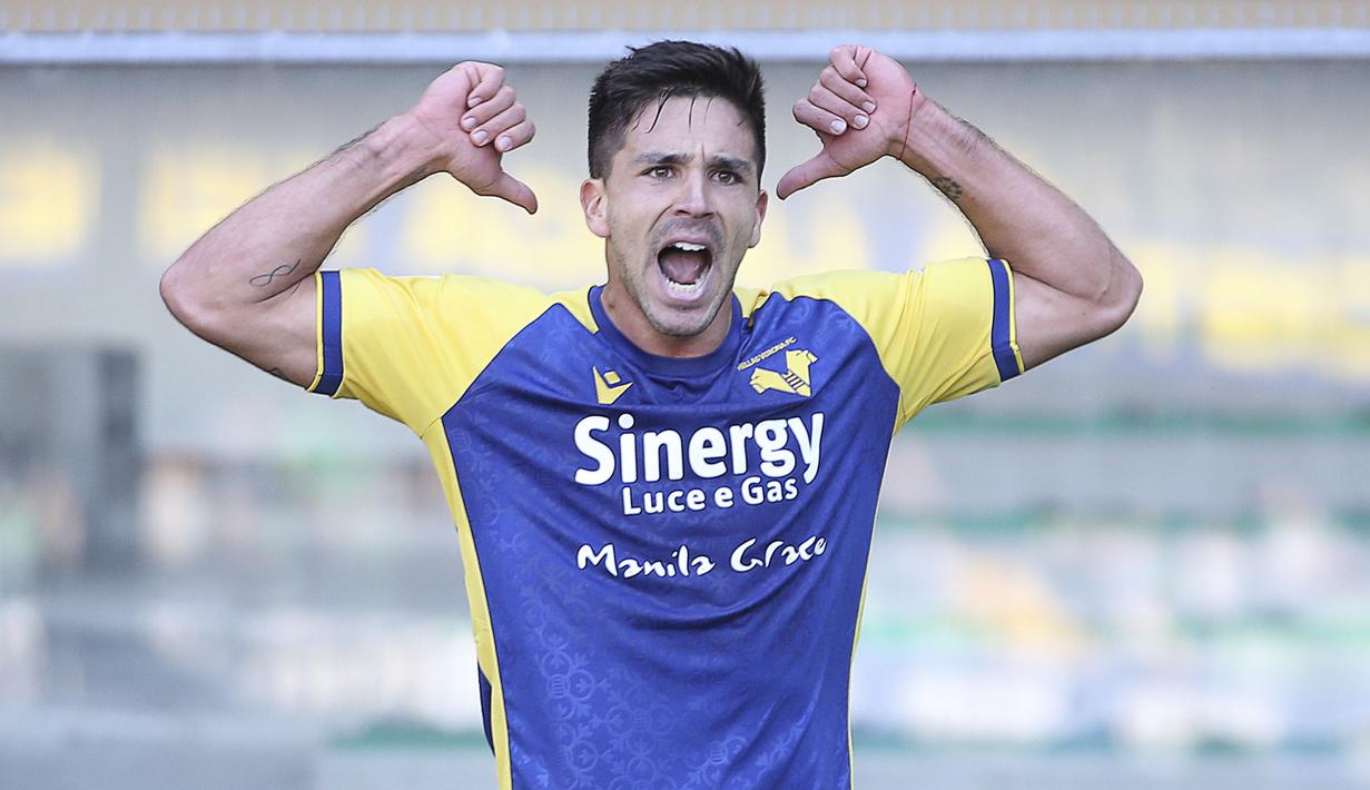 Kemenangan Hellas Verona ketika melawan Juventus pada Sabtu (30/10/2021) malam WIB, tak lepas dari jasa Giovanni Simeone. Simeone sukses mencetak brace serta menjadi pencetak gol terbanyak kedua di Serie A musim 2021/2022, dengan jumlah 8 gol. (La Presse via AP/Paola Garbuio)