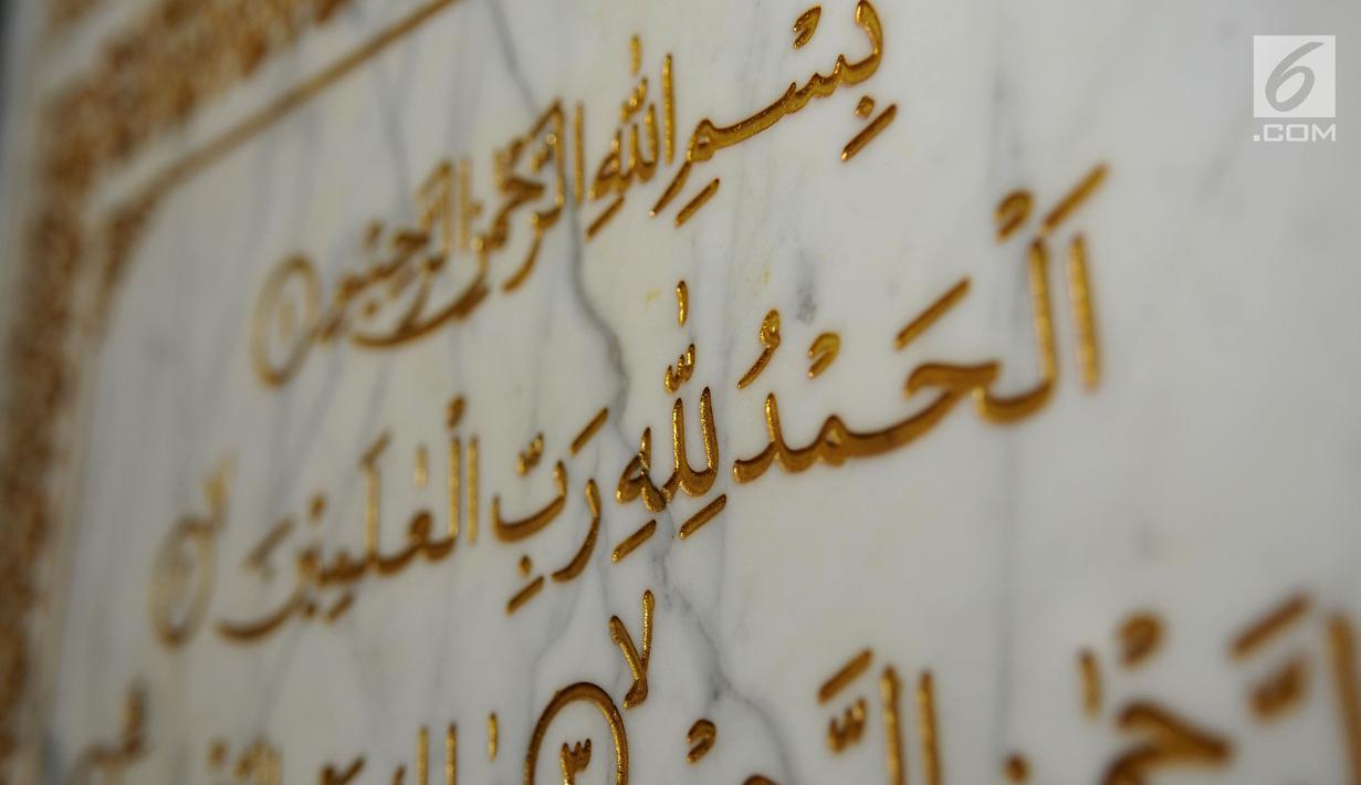 Koleksi mushaf Alquran yang tertulis di batu marmer dipamerkan di Museum Bayt Al-Quran, Jakarta, Minggu (19/5/2019). Bayt Al-Quran menyimpan lebih dari 60 mushaf Alquran kuno yang berasal dari berbagai daerah di Nusantara. (merdeka.com/Iqbal Nugroho)