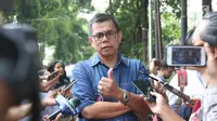 Sekjen Partai Demokrat Hinca Panjaitan memberi keterangan saat tiba di rumah Prabowo Subianto di Kertangara, Jakarta, Jumat (28/6/2019). Prabowo mengumpulkan sekjen partai koalisi Adil Makmur untuk membahas beberapa hal usai putusan MK terkait sengketa Pilpres 2019. (Liputan6.com/Angga Yuniar)