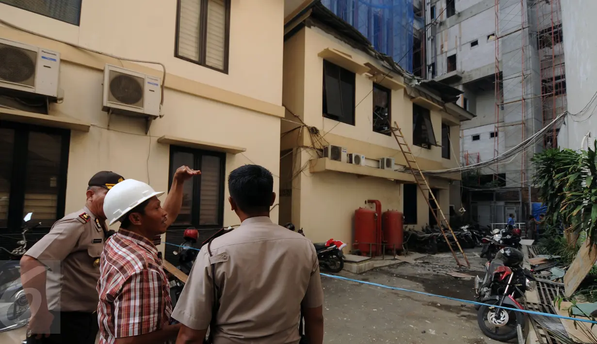 Salah satu pekerja bangunan memberikan keterangan kepadapolisi pasca material bangunan pembangunan gedung Kemenhan jatuh menimpa gedung Ortala Kemenkopolhukam, Jakarta, Senin (30/11/2015). Empat staff menderita luka. (Liputan6.com/Helmi Fithriansyah)