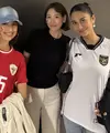 Gaya Azizah Salsha dan Jennifer Chopper saat Menyaksikan Langsung Timnas Indonesia Lawan Jepang. [@azizahsalsha_]