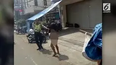 Seorang polisi amankan senjata tajam dari wanita tanpa busana yang diduga alami gangguan jiwa.