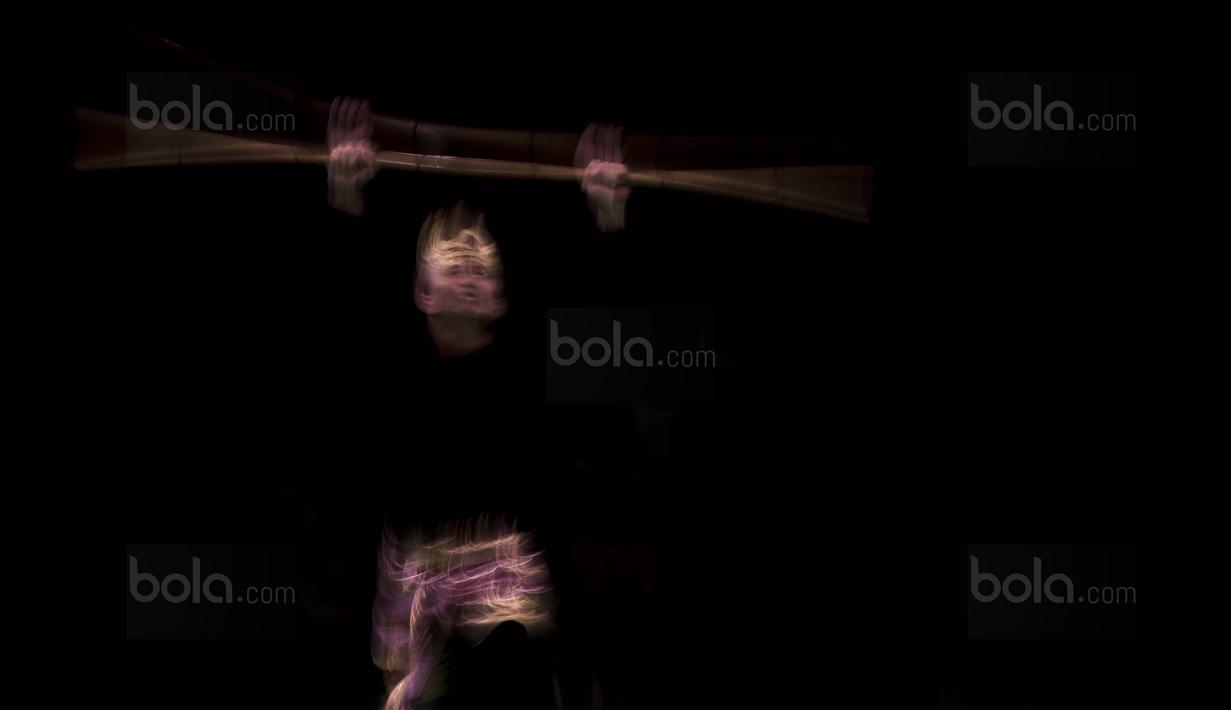 Atlet pencak silat Indonesia, Sugianto, tampil pada kelas seni artistik tunggal di Stadium Juara, Kuala Lumpur, Senin (28/8/2017). Sugianto berhasil meraih perak dengan nilai 462. (Bola.com/Vitalis Yogi Trisna)