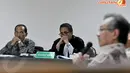 Budi Mulya (kiri), menyimak keterangan Deputi Gubernur BI, Halim Alamsyah yang dihadirkan sebagai saksi dalam sidang di Pengadilan Tipikor, Jakarta, Senin (14/4/2014).(Liputan6.com/Johan Tallo)