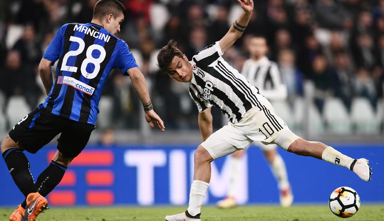 Pemain Atalanta, Gianluca Mancini (kiri) membayangi gerakan pemain Juventus, Paulo Dybala pada lanjutan Serie A di Allianz Stadium, Turin, (14/3/2018). Juventus menang 2-0. (AFP/Marco Bertorello)