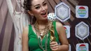 Usai menerima penghargaan Zaskia Gotik tampak mengganti gaun mewahnya dengan dress polos sederhana, namun tetap terlihat elegan, dengan bangga Zaskia menunjukan piala IDA 2015 yang ia raih. (Deki Prayoga/Bintang.com)