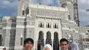Potret Dian Sastrowardoyo Umrah Bareng Keluarga (Sumber: Instagram/therealdisastr)
