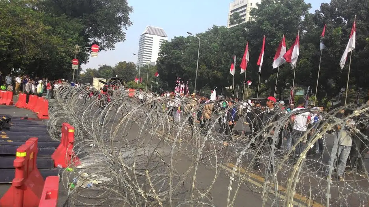 Dijebol Pendukung Prabowo, Polisi Tambah Lapisan Kawat Berduri