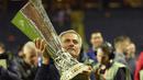 Jose Mourinho dan trofi gelar Piala Europa usai timnya mengalahkan Ajax Amsterdam di Friends Arena, Stockholm, Swedia,(24/5/2017). Musim ini Mourinho telah meraih tiga gelar untuk MU. (AP/Martin Meissner)