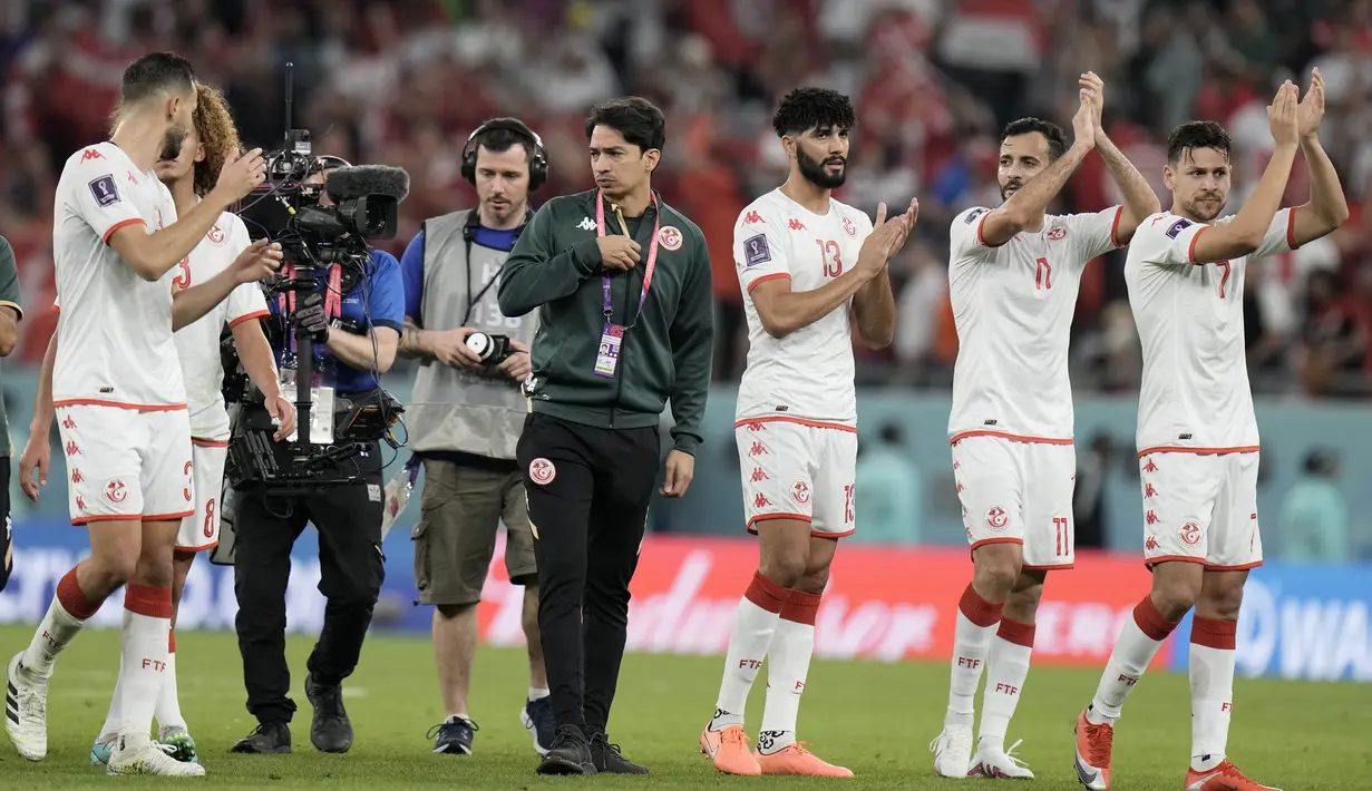 Para pemain Tunisia memberikan tepuk tangan kepada para pendukung setelah melawan Denmark pada pertandingan grup D Piala Dunia 2022 Qatar di Education City Stadium di Al Rayyan, Qatar, Selasa (22/11/2022). Tunisia dan Denmark sama-sama sempat mencetak gol di pertandingan ini. Namun, gol mereka dianulir wasit karena offside. (AP Photo /Hasan Ammar)