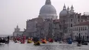 Peserta mendayung perahu berbentuk tikus raksasa menyusuri Grand Canal pada pembukaan karnaval Venesia di Italia, 28 Januari 2018. Karnaval perahu Venisia dengan aneka kostum terus berlangsung hingga saaat ini. (AFP Photo / FILIPPO MONTEFORTE)