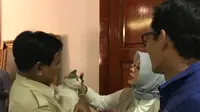 Sandiaga Uno bersama istrinya, Nur Asia tengah bercengkrama dengan Prabowo Subianto. (BPN Prabowo-Sandi)