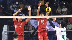 Timnas Voli putra Indonesia U-20 dipastikan melangkah ke babak perempatfinal setelah mengalahkan Arab Saudi 3-0 (25-20, 25-13, 25-19) pada laga kedua Grup A Kejuaraan Bola Voli Asia Putra AVC U-20 2024 di Jawa Pos Arena, Surabaya, Rabu (24/7/2024) malam. Hasil ini menjadi kemenangan kedua bagi tim tuan rumah setelah sehari sebelumnya membungkam perlawanan Hongkong juga dengan skor 3-0. (Dok. PBVSI)