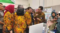 Menteri Kesehatan Republik Indonesia, Dokter Terawan, saat mengunjungi salah satu stan alat kesehatan di Pameran Pembanguan Kesehatan 2019 di Indonesia Convention Exhibition (ICE) Bumi Serpong Damai (BSD), Tangerang Selatan pada Sabtu, 9 November 2019 (Aditya Eka Prawira/Liputan6.com)