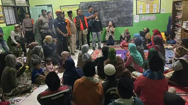 Bupati Lumajang menemui para pengungsi APG Gunung Semeru yang ada di sejumlah titik pengungsian di Lumajang (Istimewa)