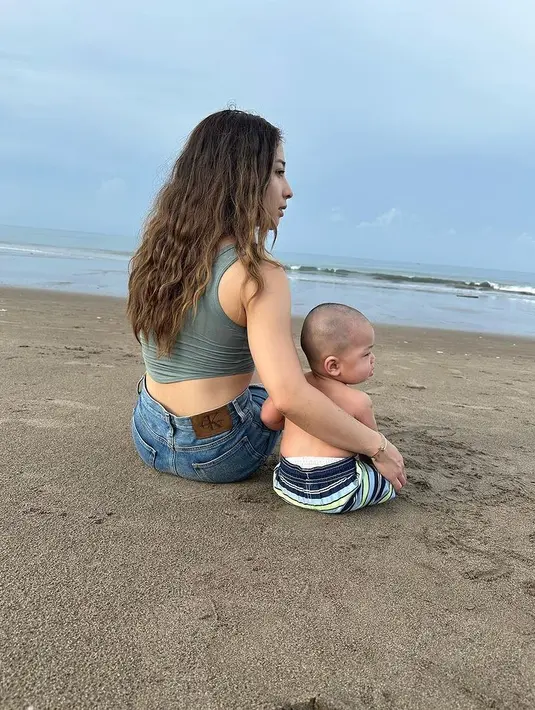 <p>Dari foto-foto yang dibagikan, Nikita pun terlihat menikmati momennya menjadi seorang ibu. [Foto: Instagram/nikitawillyofficial94]</p>