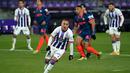 Gelandang Real Valladolid, Fabian Orellana melakukan selebrasi usai mencetak gol ke gawang Sevilla dalam laga lanjutan Liga Spanyol 2020/2021 pekan ke-28 di Jose Zorrilla Stadium, Valladolid, Sabtu (20/3/2021). Valladolid bermain imbang 1-1 dengan Sevilla. (AFP/Cesar Manso)