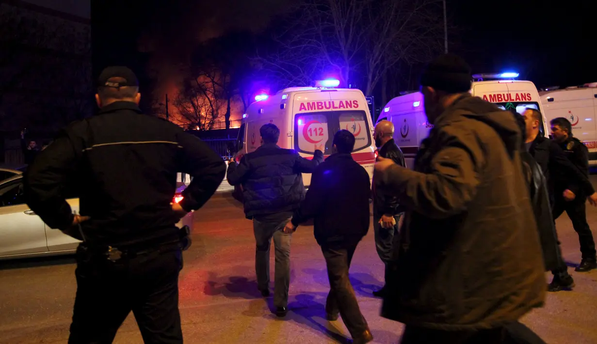Sejumlah ambulans terparkir di lokasi ledakan bom mobil di Ankara, Turki, Rabu (17/2). Bom mobil yang meledak ketika iring-iringan bus militer tengah lewat tersebut menewaskan sedikitnya 28 orang dan melukai 60 lainnya. (REUTERS/Tumay Berkin)