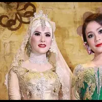 Angel Lelga terlihat mesra dengan seorang pria, kabarnya pria tersebut adalah calon suami, namun Angel enggan banyak bicara.