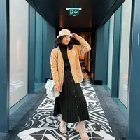 Pada OOTD berikutnya, Sarwendah memadukan t-shirt dan rok plisket warna hitam dengan cardigan dan topi berwarna cokelat. Gaya modisnya pun disempurnakan dengan sepatu boots warna krem. (Instagram/sarwendah29).