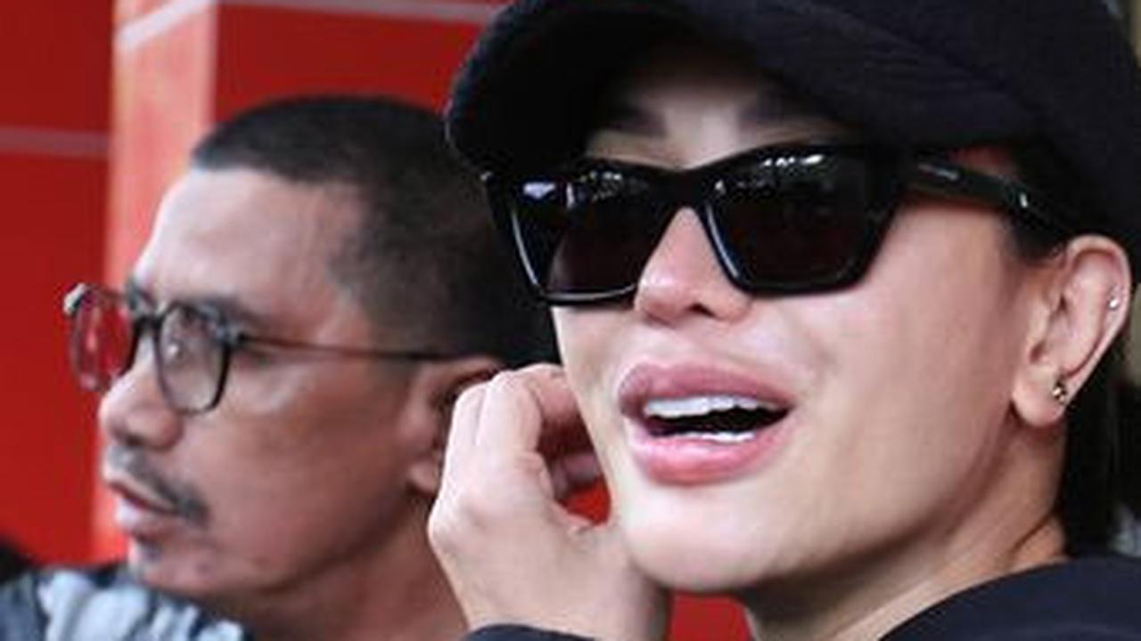 Nikita Mirzani telah membuktikan diri sebagai seorang ibu yang berdedikasi. Meskipun sering sibuk dengan kariernya di dunia hiburan dan bisnis, ia selalu berusaha meluangkan waktu untuk ketiga anaknya. Bagi Nikita, keluarga adalah prioritas utama, yang se