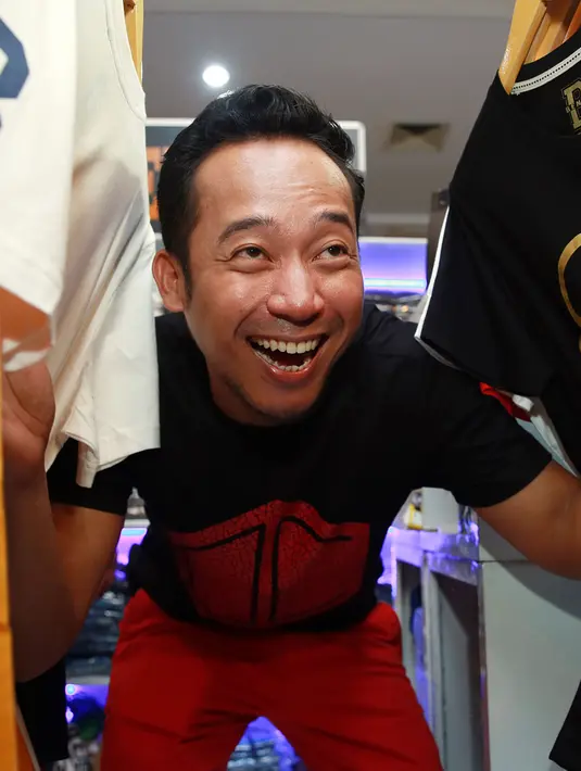 Komedian asal bandung ini tidak sendirian. Dalam Super Bintang beberapa artis juga ikut terlibat di antaranya Ruben, Jupe, Kartika Putri, dan Jessica Iskandar. (Deki Prayoga/Bintang.com)