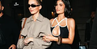 Kylie Jenner adalah pengunjung tetap di barisan depan Schiaparelli, tetapi hari ini ia juga menyaksikan kakaknya sendiri, Kendall Jenner. [@treyshotyou/@voguemagazine].