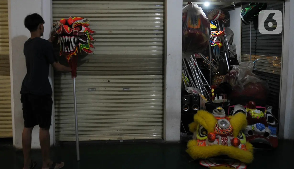 Mereka berlatih tari barongsai dan liong dengan iringan alat musik, tambur, kenong, cecer atau gembreng di halaman Pasar Semboja sekira pukul 18.30 WIB hingga pukul 23.00 WIB. (merdeka.com/Imam Buhori)