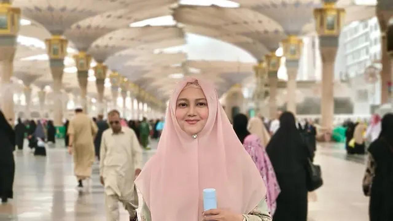 7 Potret Artis Lebaran 2025 di Tanah Suci, Bella Saphira hingga Adipati Dolken